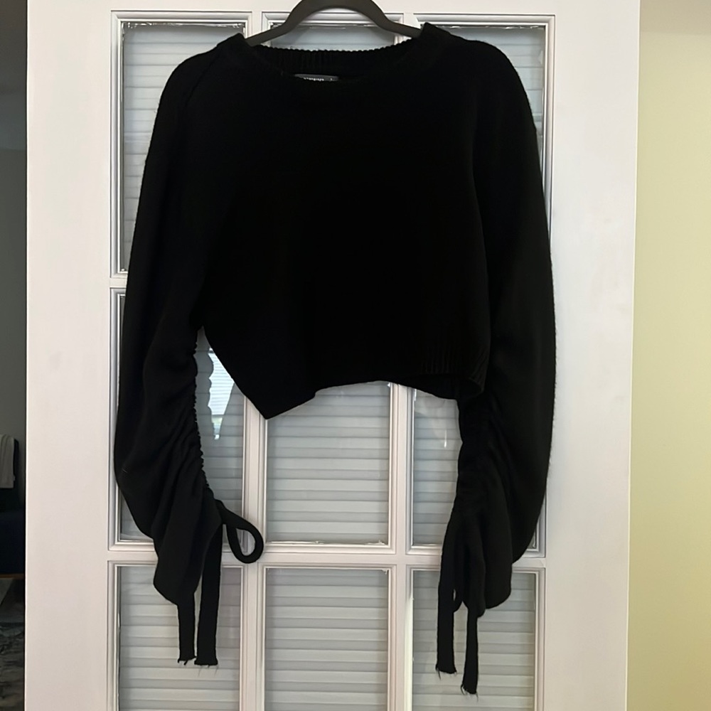 MISSGUIDED BLACK TIE SLEEVE CROP SWEATER